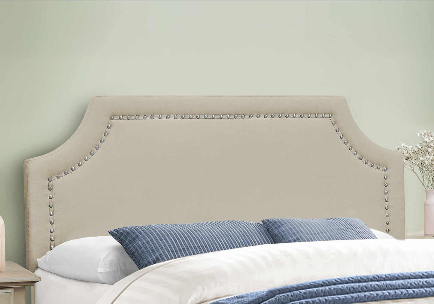 Grand lit plateforme contemporain – Aspect lin beige avec clous chromés