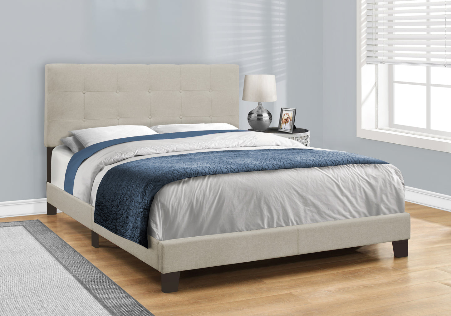 Lit Queen Rembourré Transitionnel - Aspect Lin Beige avec Pieds Bloc Noirs
