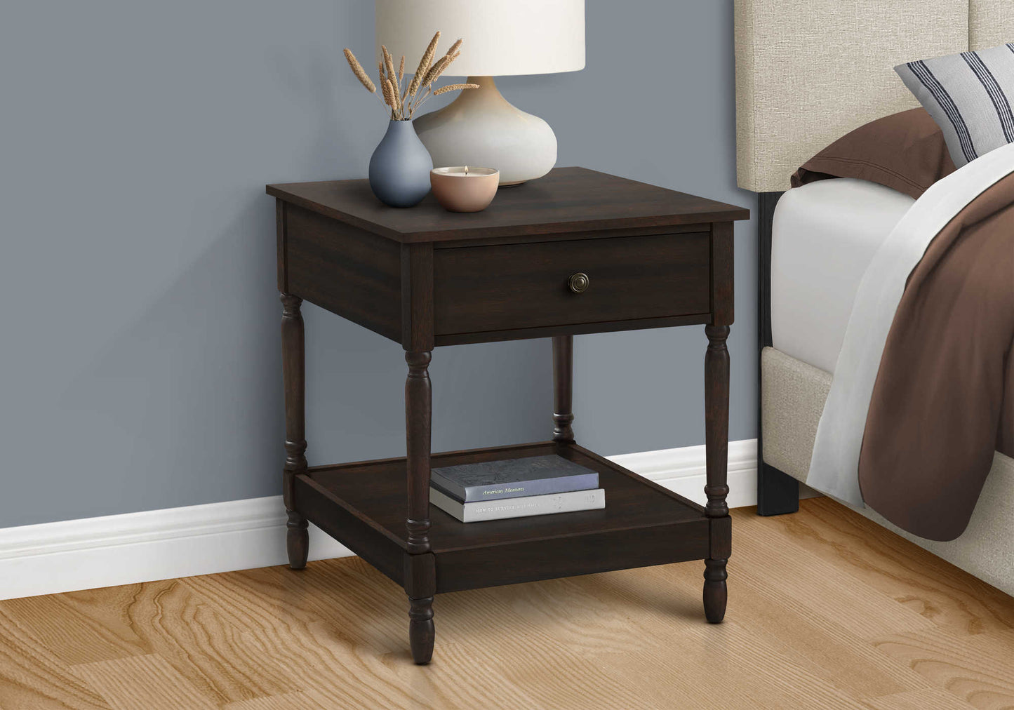 Table d'appoint traditionnelle avec rangement – Finition noyer brun