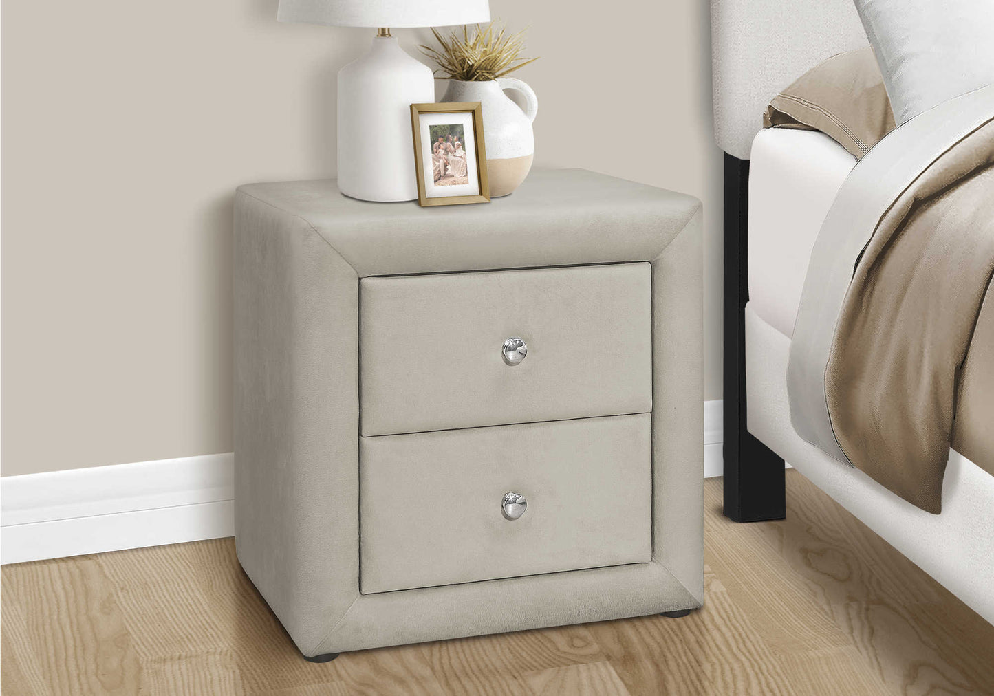 Table de chevet rembourrée avec deux tiroirs – Velours gris pâle