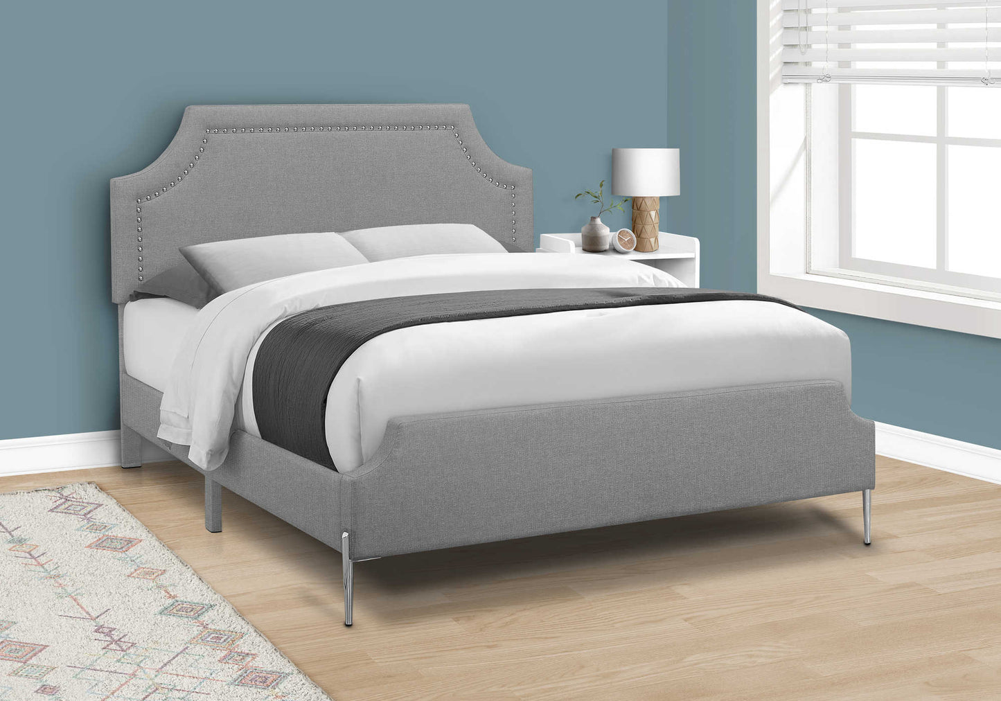Grand lit plateforme contemporain – Aspect lin gris avec clous chromés