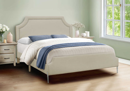Grand lit plateforme contemporain – Aspect lin beige avec clous chromés